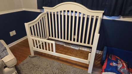 White crib/ toddler bed