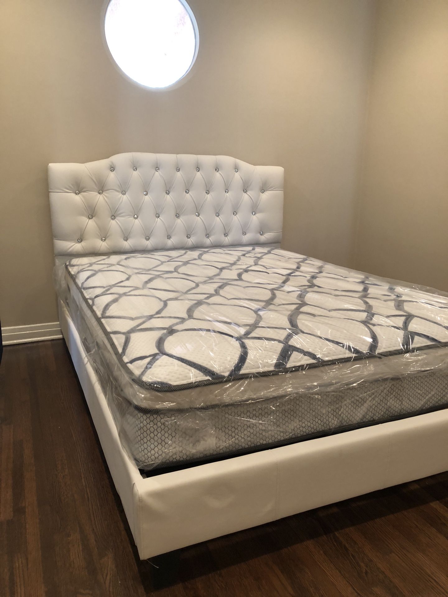 LOCATED IN LOS ANGELES CA BRAND NEW QUEEN BED FOR ONLY $300 MATTRESS INCLUDED 💥 $20 DELIVERY 💥NO SET UP💥 • We do not assemble • Brand new in box