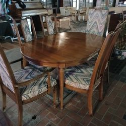Beautiful Vintage Dining Tanle W/6 Chairs 