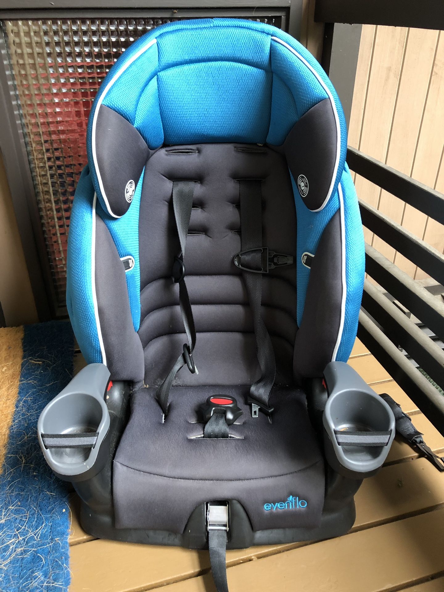 Evenflo Booster car seat with 5 point harness for Sale in Mercer Island