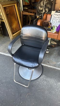 Black Salon Styling Chair with Chrome Base