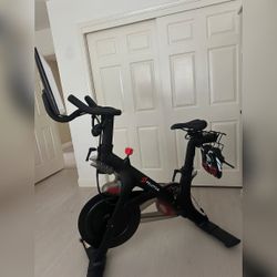 Peloton Bike with Mat Like New – Mountain View, CA