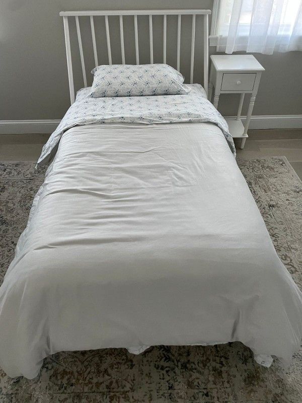 Solid Wood Platform Twin Bed