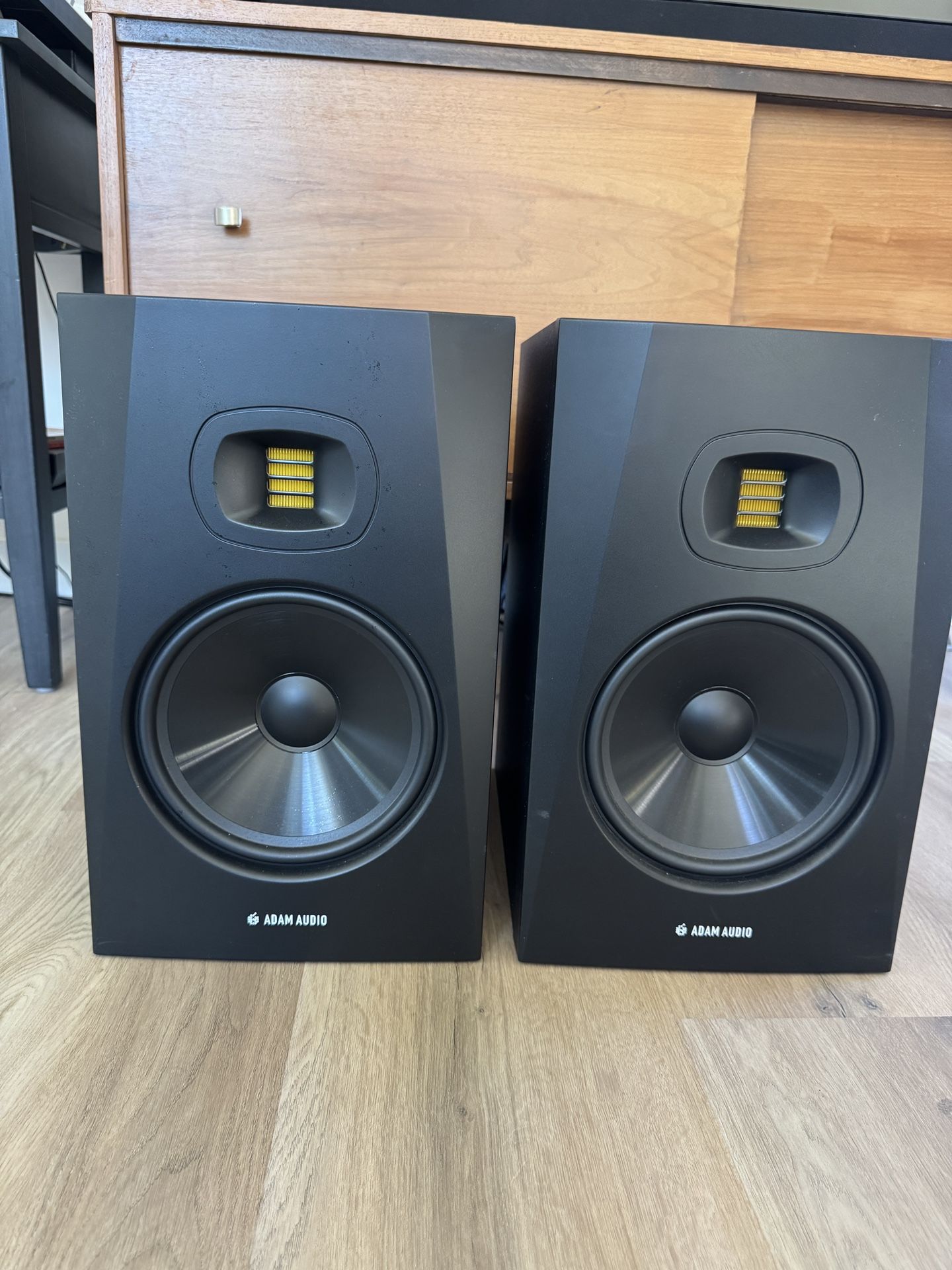 ADAM AUDIO T8V speakers / reference monitors PAIR : NEW