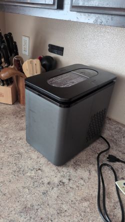 Ice maker (malfunctioning)