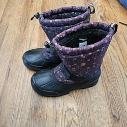 Big Kids snow boots size 7