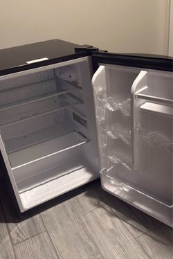 Insignia 2.6 Cu Ft Mini Fridge - Clean Interior