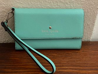 Trifold wristlet