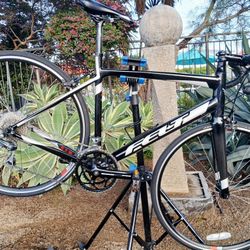 Felt Elite 6061 Roadbike Size 56cm Large Shimano Claris 16 Speeds Like New..