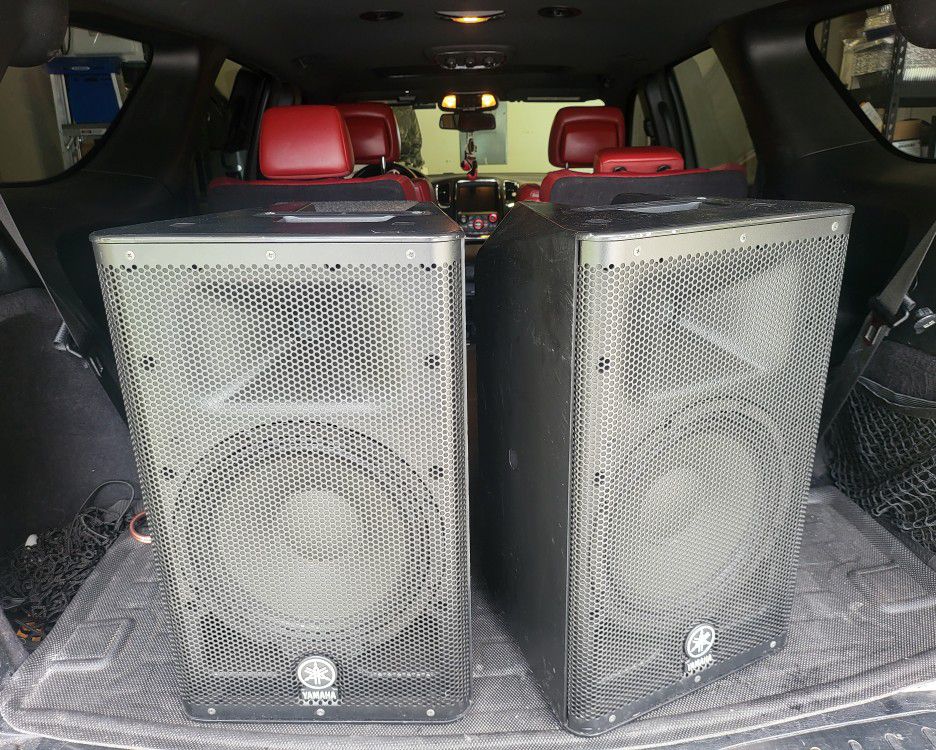 Pair Yamaha DXR10 powered speakers 