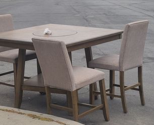 Dinning set missing 1 chair