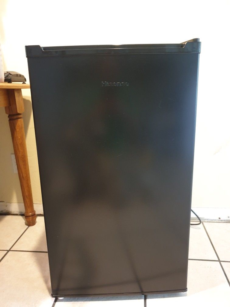 Hisense 3.3 Cu Ft Single Door Mini Fridge RR33D6ABE, Black