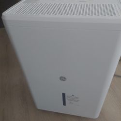 GE DEHUMIDIFIER W/PAPERS