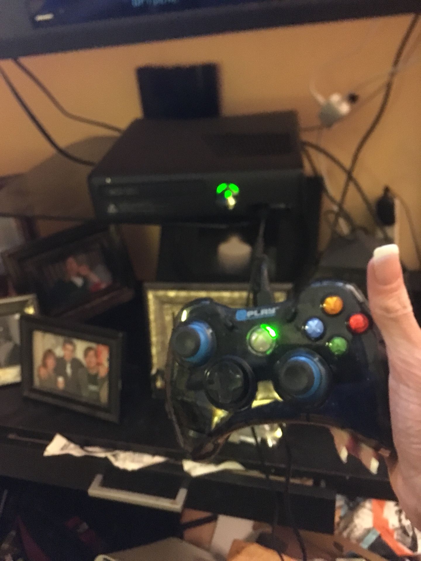 Xbox 360 slim - two wireless controllers and charging rack