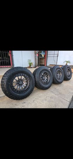 17" LOCK Trail w/ 32" Ridgecrawler RT tires
