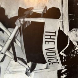 Frank Sinatra program 1976 loaded with 30 pages of collar and black-and-white photographs