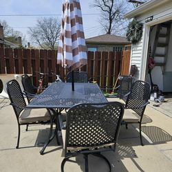 Patio Table And 6 Chairs And Cushion 