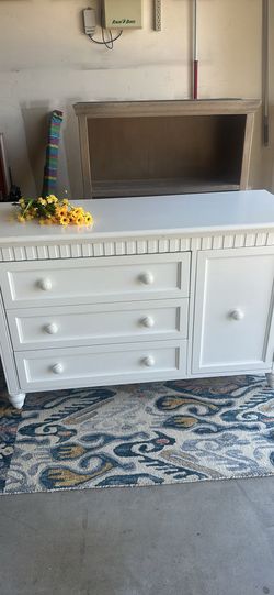 3 Drawer Dresser w Cabinet