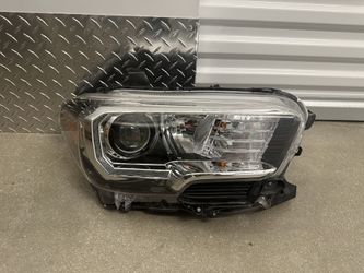 2016-2021 Toyota Tacoma Right Headlight Halogen w/DRL OEM 8111004270