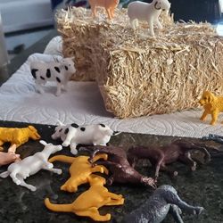 2 Mini Hay Bales & Animals