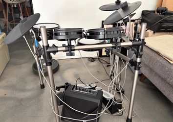 Simmons Titan 20 Electronic Drum Kit + Donner Drum Amp Bundle