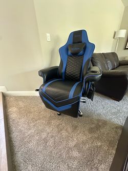 Gaming Chair with wheels