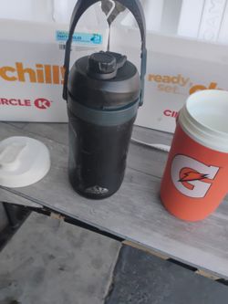 Ice Chest🧊 /2 Water Bottles💦