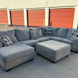 DELIVERY AVAILABLE 🚚🚛🚚 Awesome 3 piece sectional w ottoman