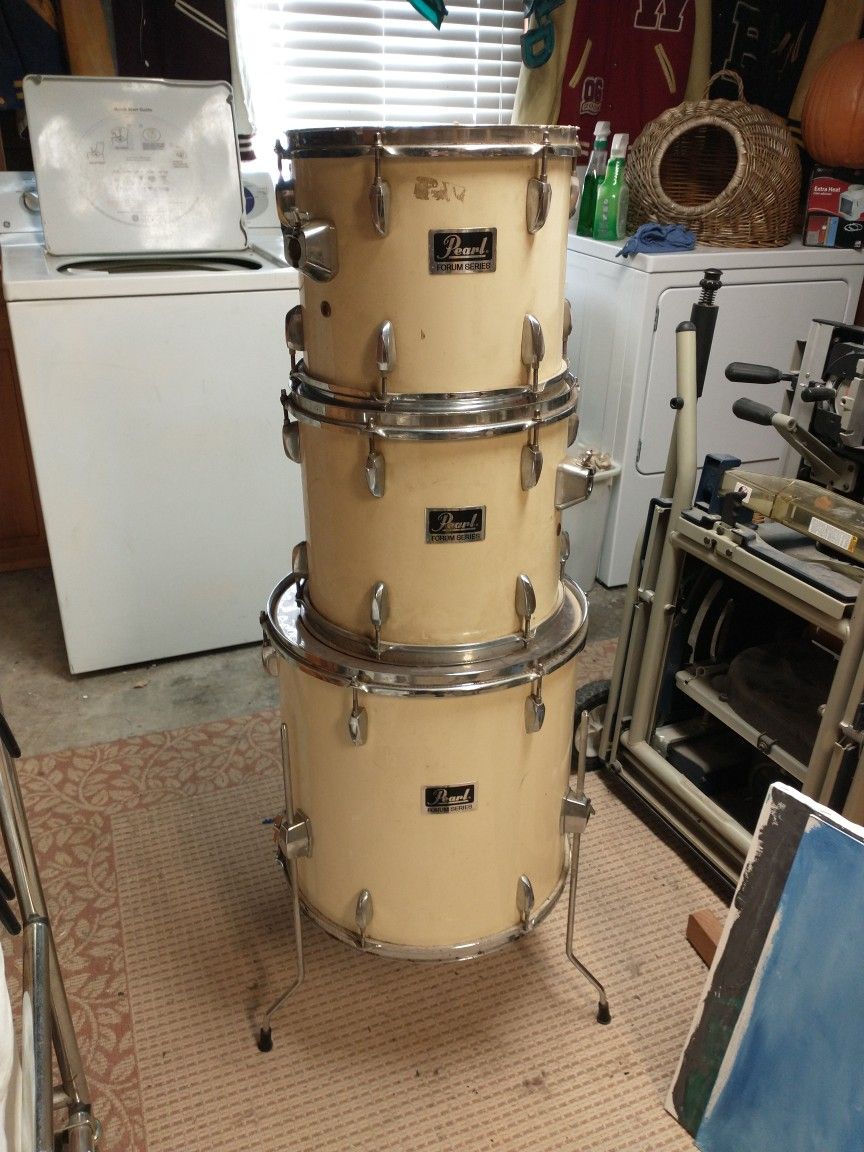 Pearl Floor Tom & 2 Smaller Toms