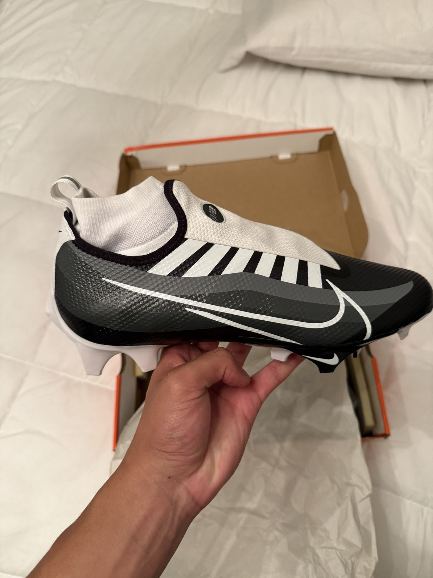 Nike Vapor Edge 360 Flyknit Laceless Football Cleats – Black/White – Size 10