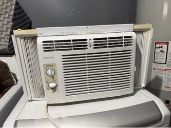 Window a/c unit 5000 Btu Frigidaire // aire acondicionado de venta de 5000 Btu