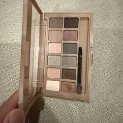 The Blushed Nudes Maybelline eyeshadow palette