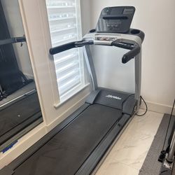 Life Fitness Treadmill with Track Connect Console