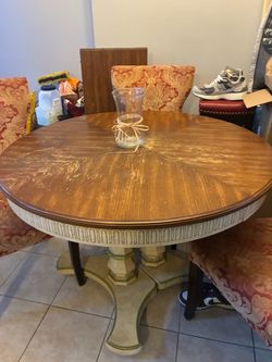 Dining/dinette/kitchen table and four chairs