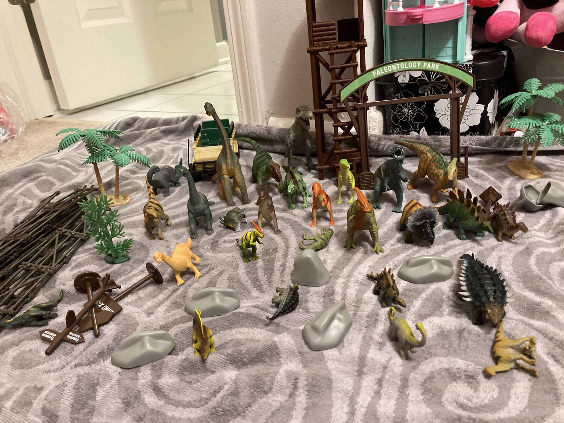 Animal Planet Mega Dinosaur Park 85pcs (Toys r us) for Sale in