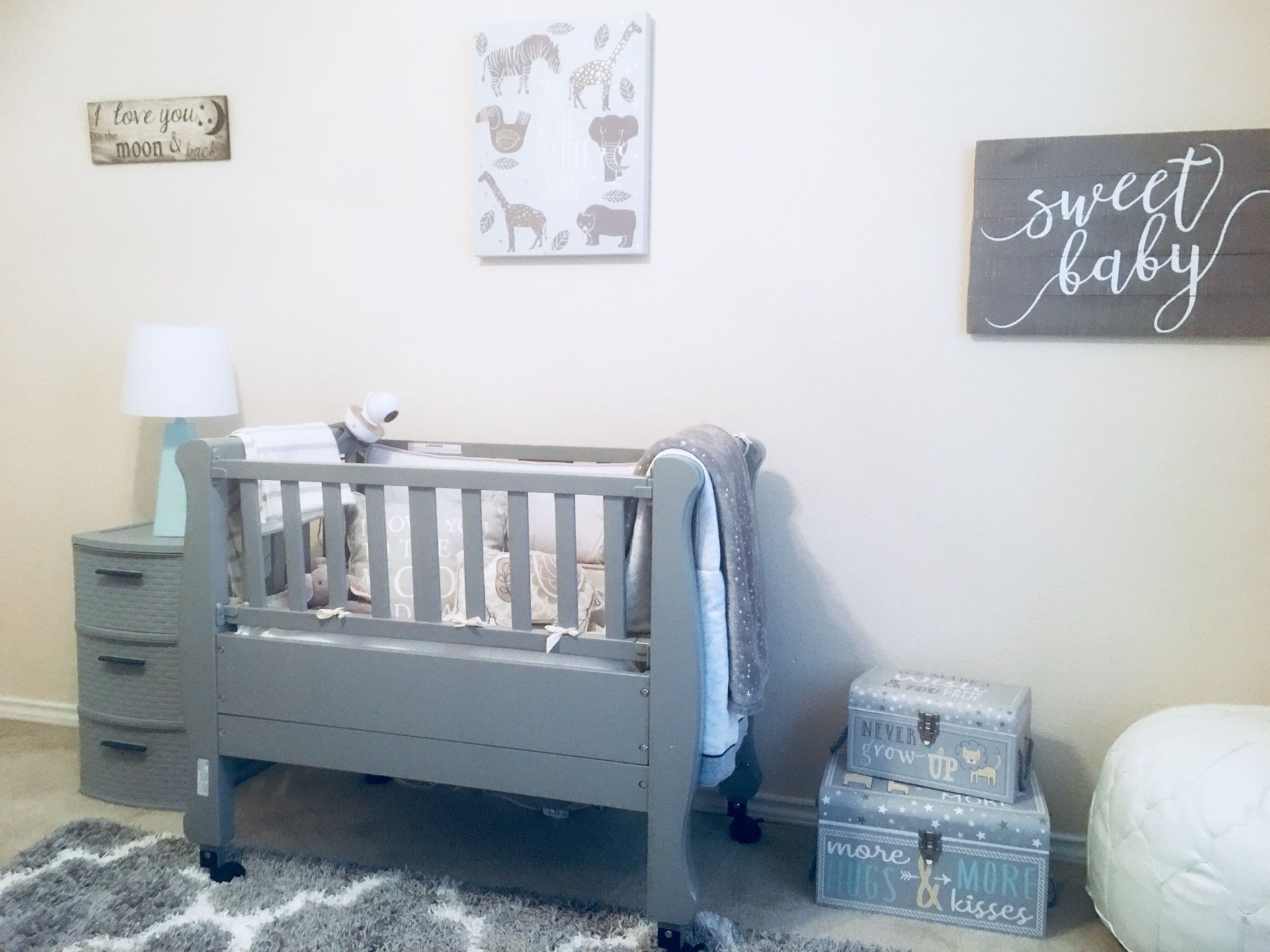 Arms Reach Concepts Co-Sleeper Sleigh Bed lets babies sleep peacefully. It's a well-made crib that doesn‘t shake and is easy to move around from one