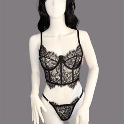 Black lace Corset lingerie set, with detail adjustable straps it has detailed edges to complete this look SIZE MEDIUM