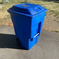 Toter 96 Gal. Blackstone Trash Can with Wheels and Lid (2 caster wheels 2  stationary wheels) - Toter ACC96-10202 EA - Betty Mills