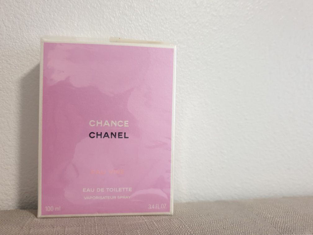 *MOVING* Chance Chanel + Givenchy Dahlia Divin + Nina Ricci perfumes perfume