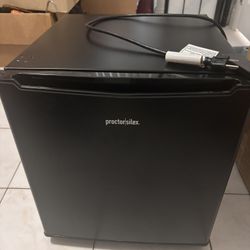 mini refrigerador compacto Proctor Silex de 1.7 pies cúbicos, color negro