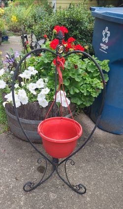 Cute Metal Heart Shaped Folding Plant Stand With Red Plastic Hanging Basket