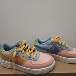 WOMEN'S NIKE SHOE SIZE 6