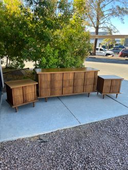 Vintage 1960s American of Martinsville walnut bedroom set ( can deliver for $10 )