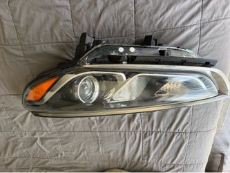 Hyundai Sonata OEM Driver Side Headlight $120