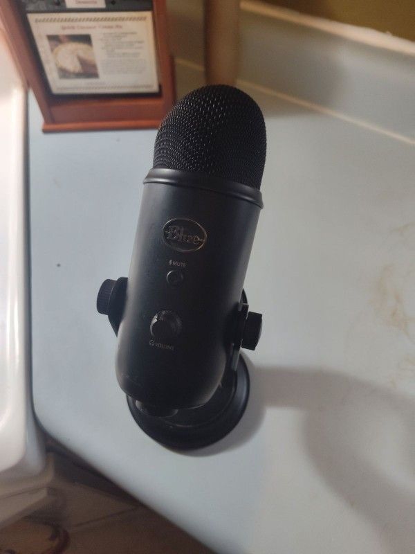 Blue Yeti Professional Multi Pattern USB  Mic