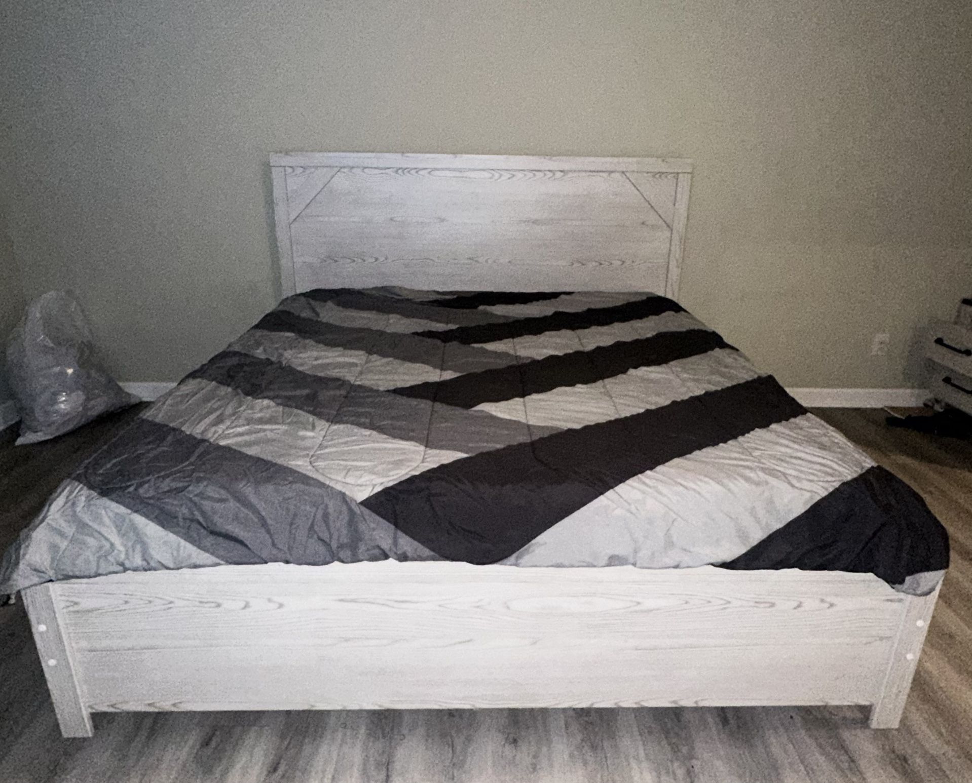 Kind Sized Bed Dresser And Nightstand Bedroom Set