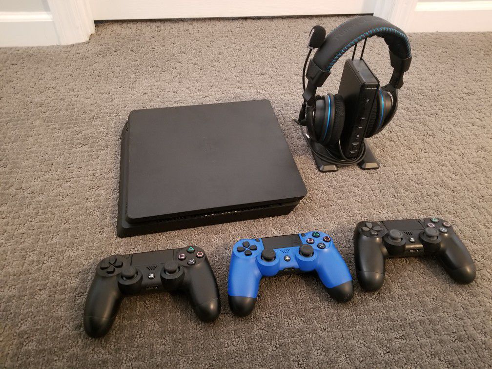 PS4 slim 500gb + 3 controllers + 10 games + Turtle Beach PX51 headset