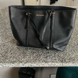 Black Micheal Kors Purse