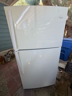 Refrigerator  Stove / Refrigerador, y estufa