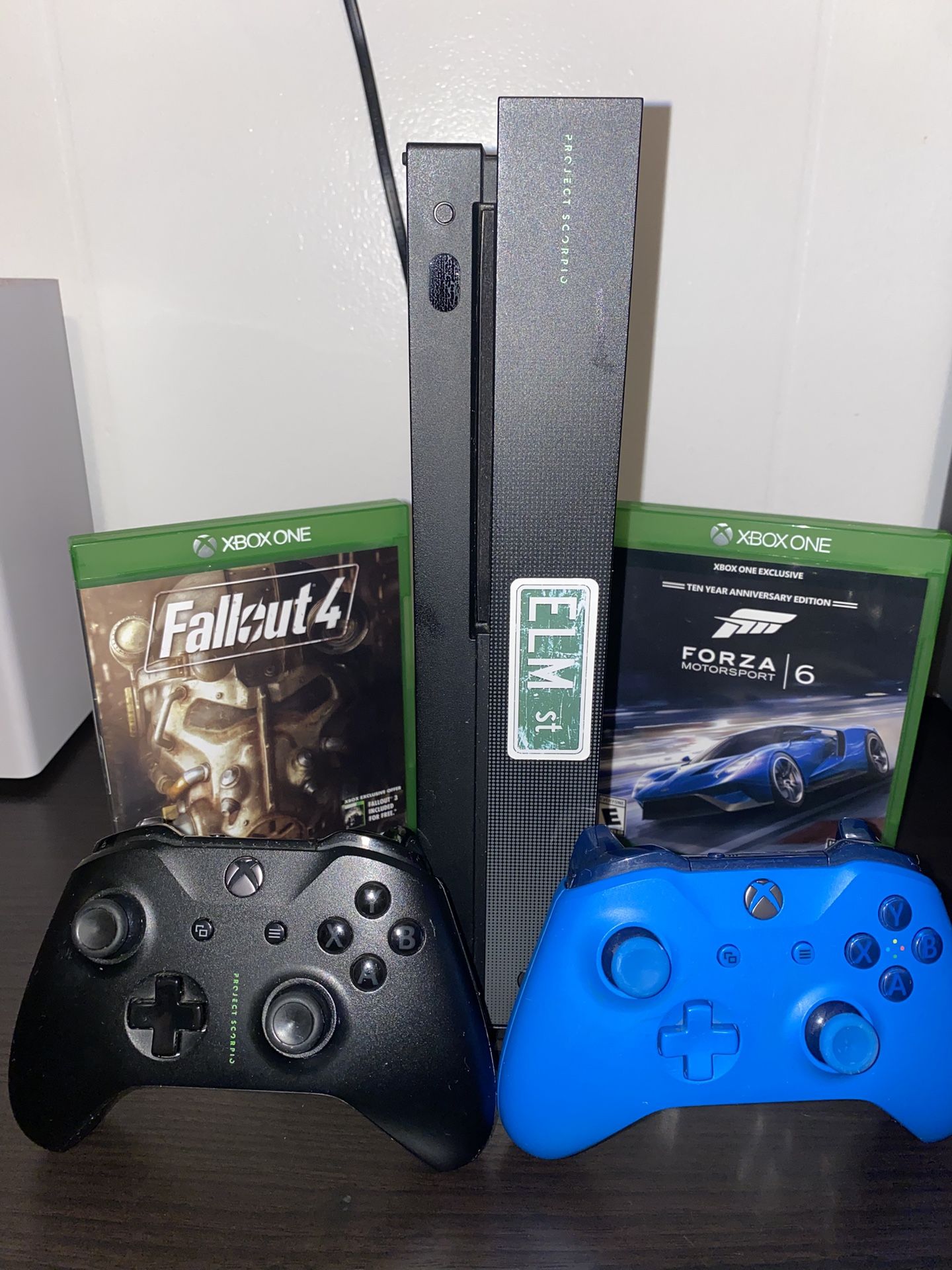 Microsoft Xbox One X Project Scorpio Edition 1TB, 2 controllers, box,stand 